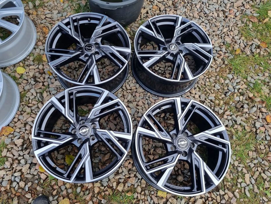 Stan: Używany  OPEL ASTRA L,COMBO E,GRANDLAND,VIVARO C,ZAFIRA L 8X18 ET40 5X108 bdb stan