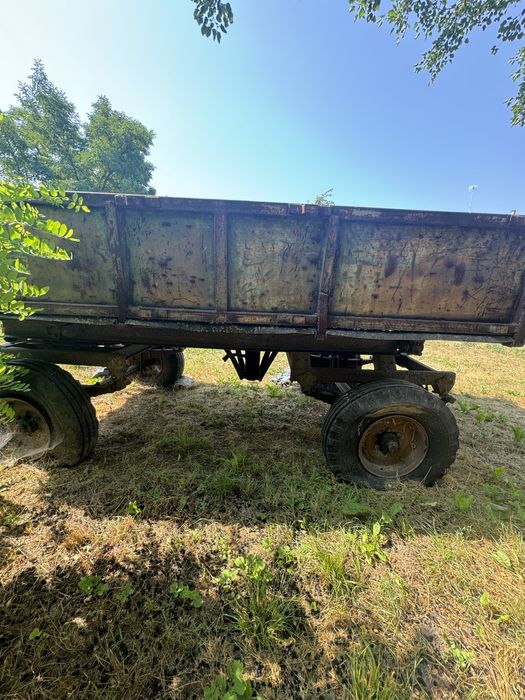 Тракторний прицеп під ремонт