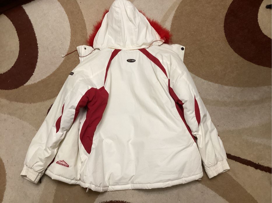 Продам куртку зимнюю, легкую, фирменную качественную, размер 48!