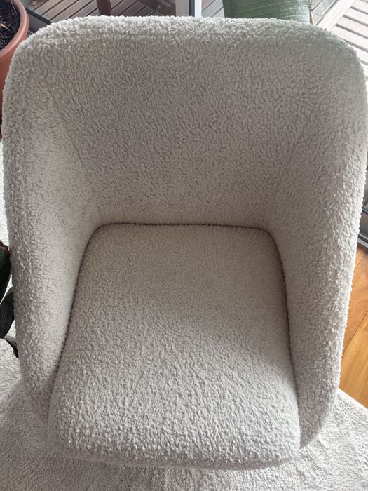 Poltrona branca com pes castanhos