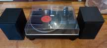 Gramofon Audio Technika z głośnikami i wzmacniaczem