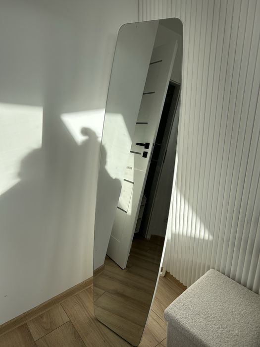 Lustro stojace z nogą