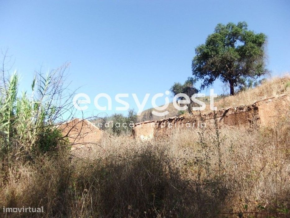 Monte C/ ruína em Monchique junto ao Parque do Barranco dos Pisões