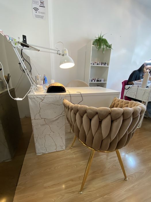 Mesa de Manicure Profissional – Espaço Pronto para Trabalhar | Amadora