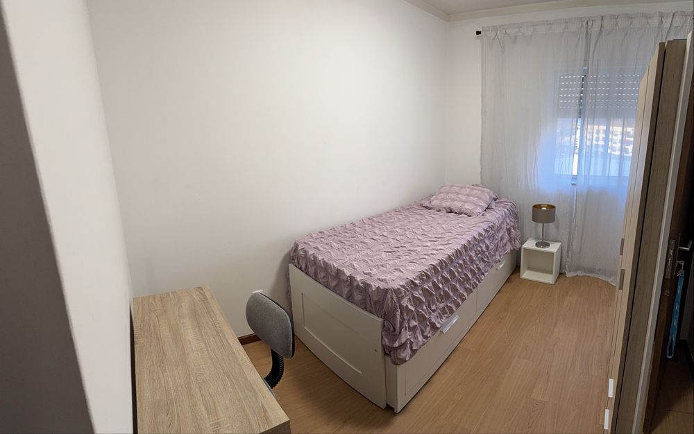 Quarto solteiro cama de casal// Despesas inclusas