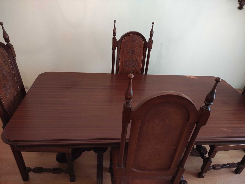 Mesa madeira e cadeiras