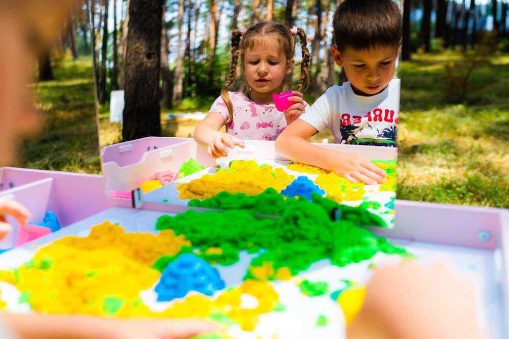 Зростаючий комплект кольоровий: світловий стіл-пісочниця та стілець