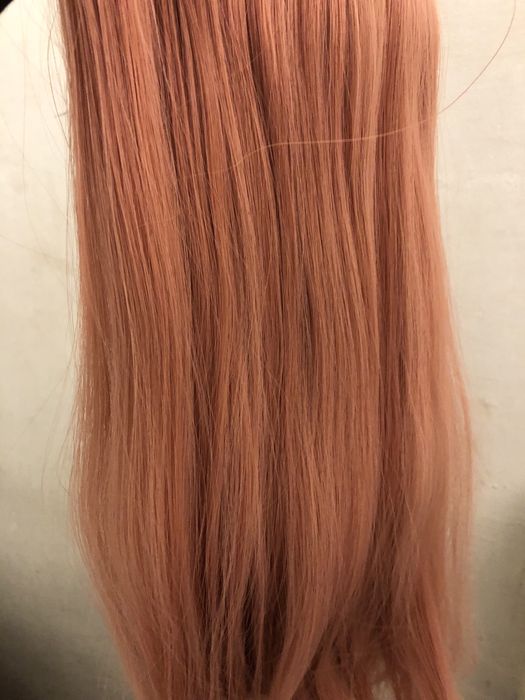 Rozowa peruka polaczona z czapka