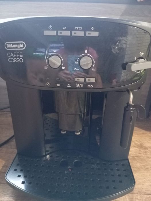 Кавомашина Delonghi.