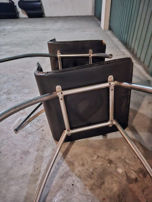 Duas cadeiras pretas