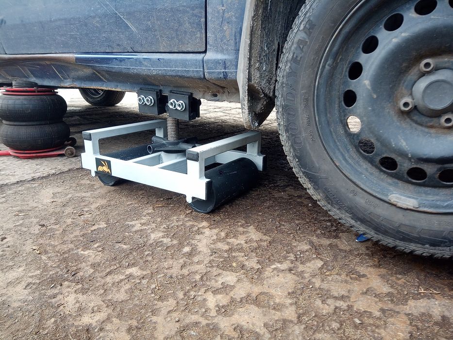 Подкат подкатная тележка для поврежденного колеса Эвакуатор СТО