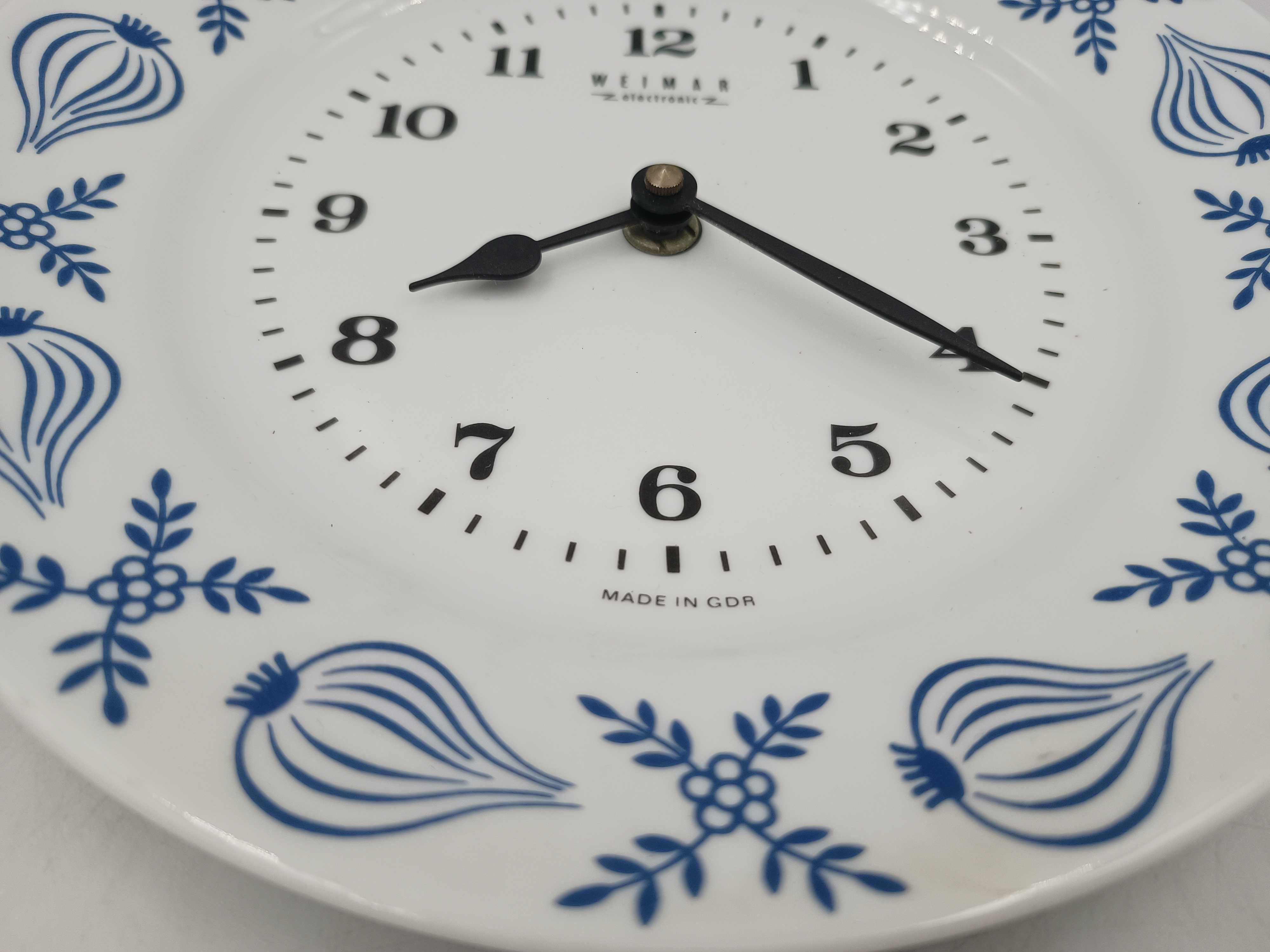 Porcelanowy wiszący zegar Weimar z PRL GDR cebulowy wzór sprawny