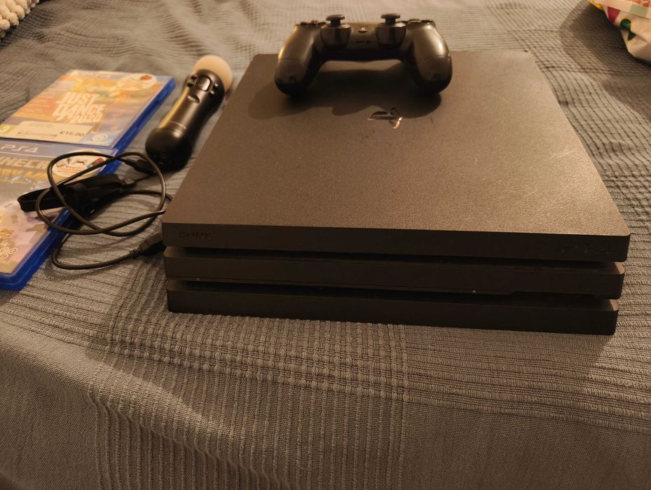 Playstation 4 Pro 1TB + 2 jogos + move controller + 1 comando