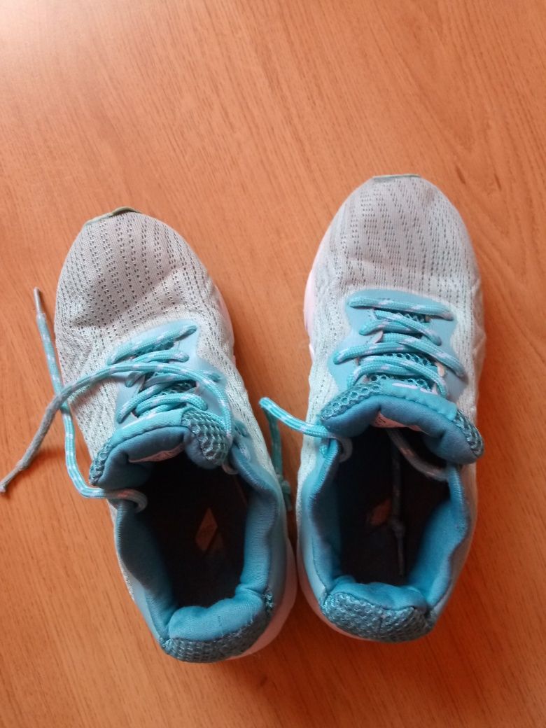 Buty sportowe dla dziewczynki  4F rozmiar 33