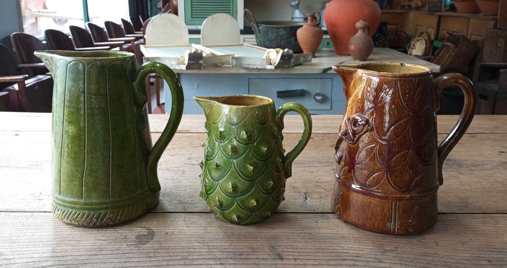 Antigos jarros olaria de Barcelos e faiança das Caldas da Rainha