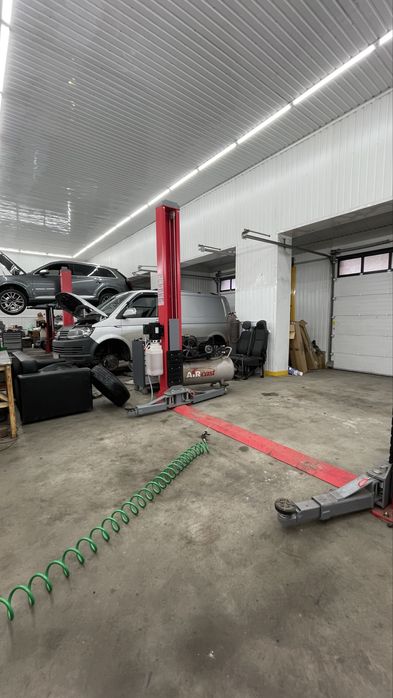 Бокс на два заїзди з ямою і підйомником.