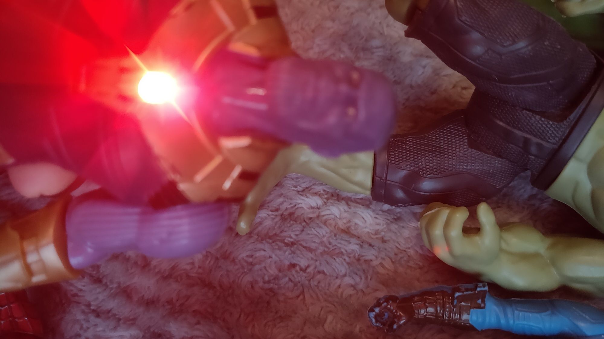 Zestaw figurek świecących Hulk Spiderman Thanos Kapitan