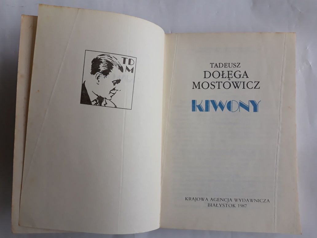 Kiwony; Tadeusz Dołęga Mostowicz