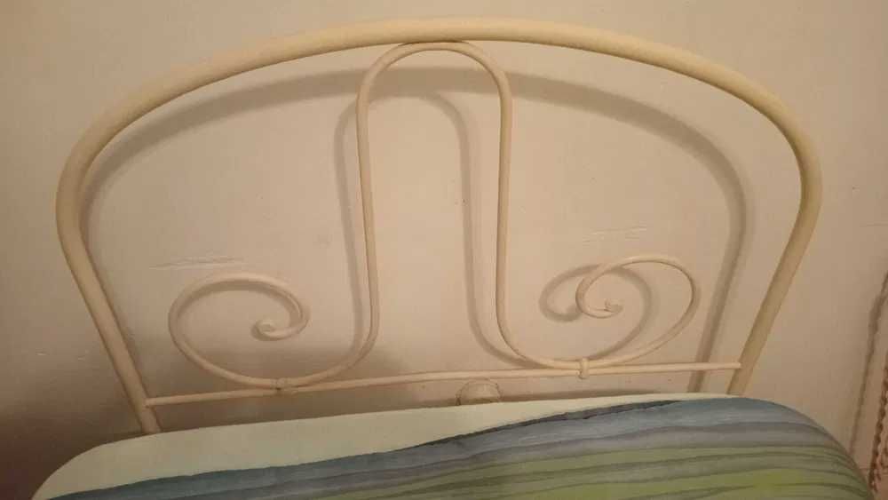 Cama de ferro antigo