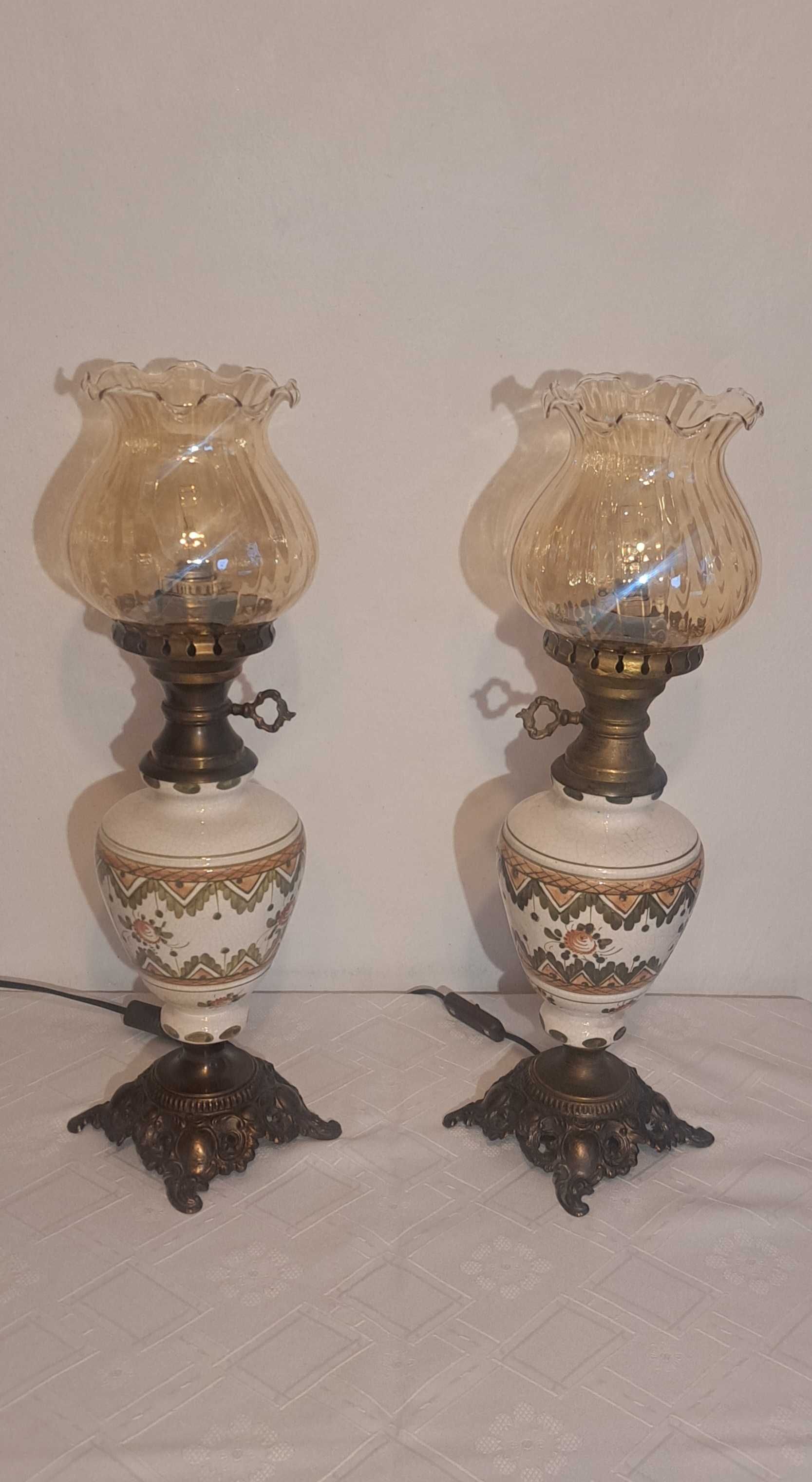dwie mosiężno - porcelanowe wysokie lampy stylizowane na naftowe
