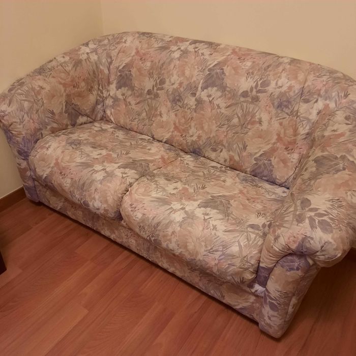 Sofá 2 lugares, com cama em bom  estado.
