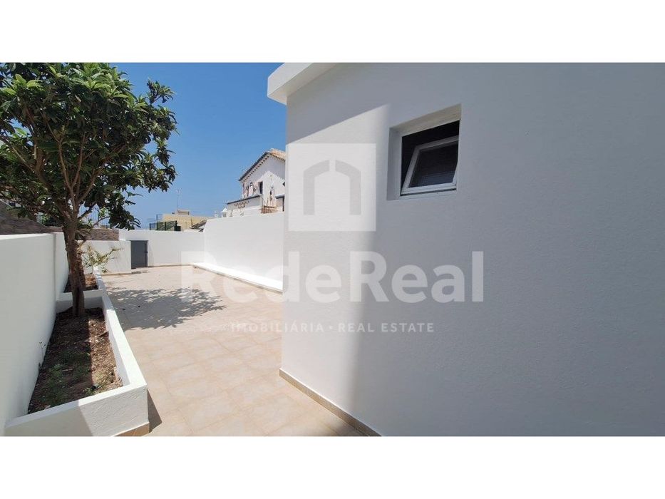 Apartamento T3 no 1.º Andar com Quintal e Vista Mar parcial do terr...