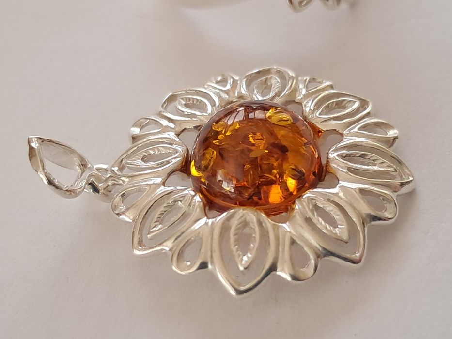 srebrna zawieszka z bursztynem bałtyckim