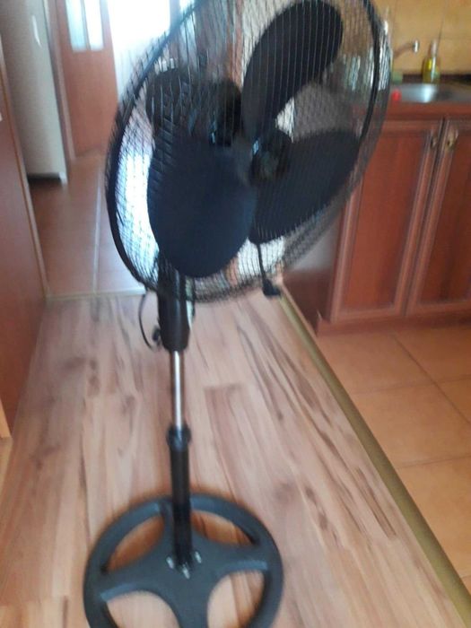 Wiatrak chłodzący sterowany pilotem