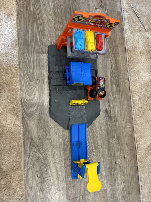 Hot Wheels Monster Trucks Posto de gasolina, pista de carros