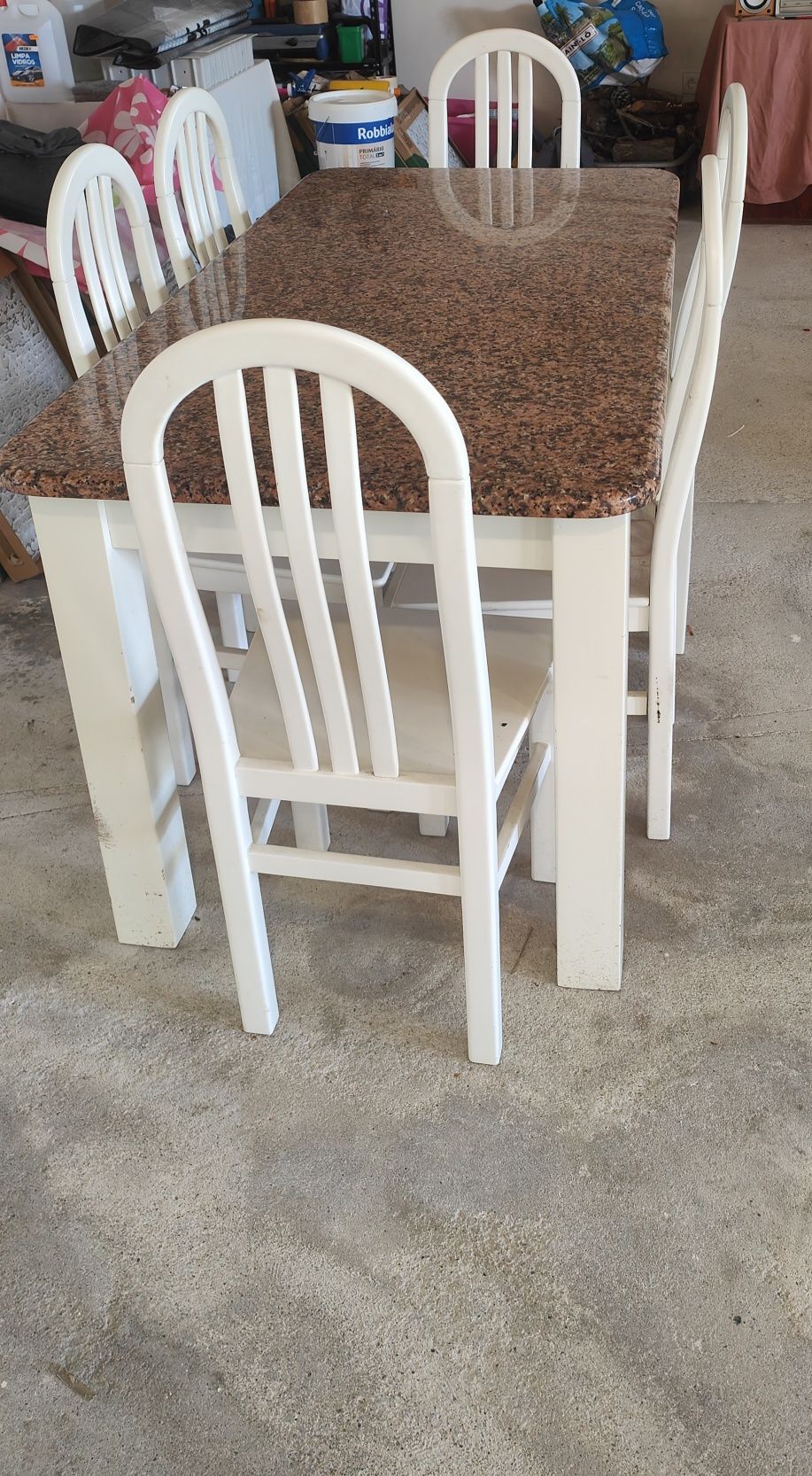 Mesa com tampo em granito
