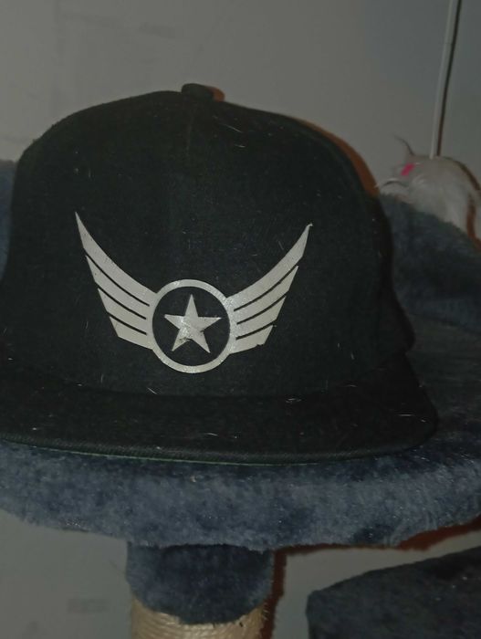 Czapka jest ładna i będzie pasować do stylu.