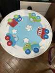 Mesa de criança branca com desenho carros