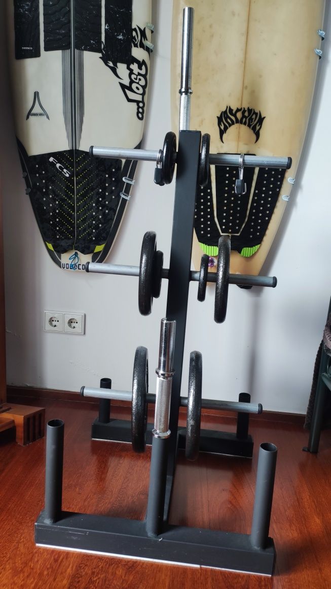 Suporte e pesos de musculação (tudo incluído)