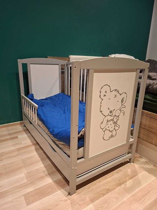 Łóżeczko dziecięce z szufladą oraz barierką