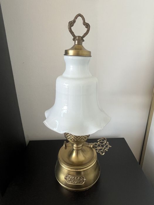Lampada de mesa cabeceira vintage  em latao e vidro em milk glass