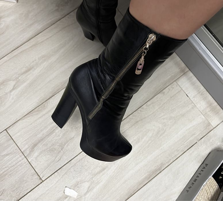 Шкіряні чобітки з овчинкою всередині.