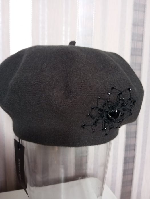 Берет жіночий чорний з прикрасою