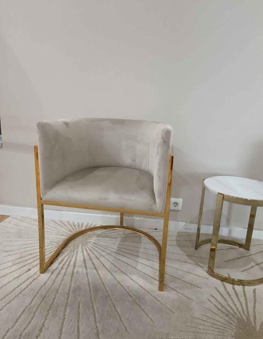 Cadeirão bege e dourado