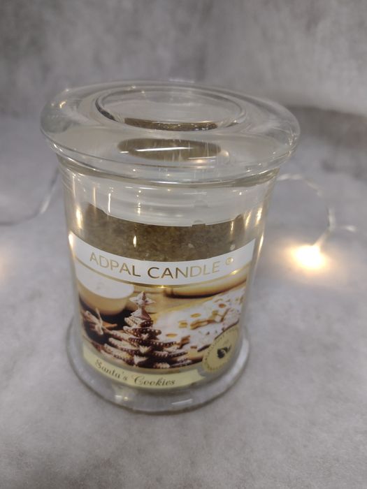 Stearynowa świeca świąteczna o zapachu korzennych ciasteczek