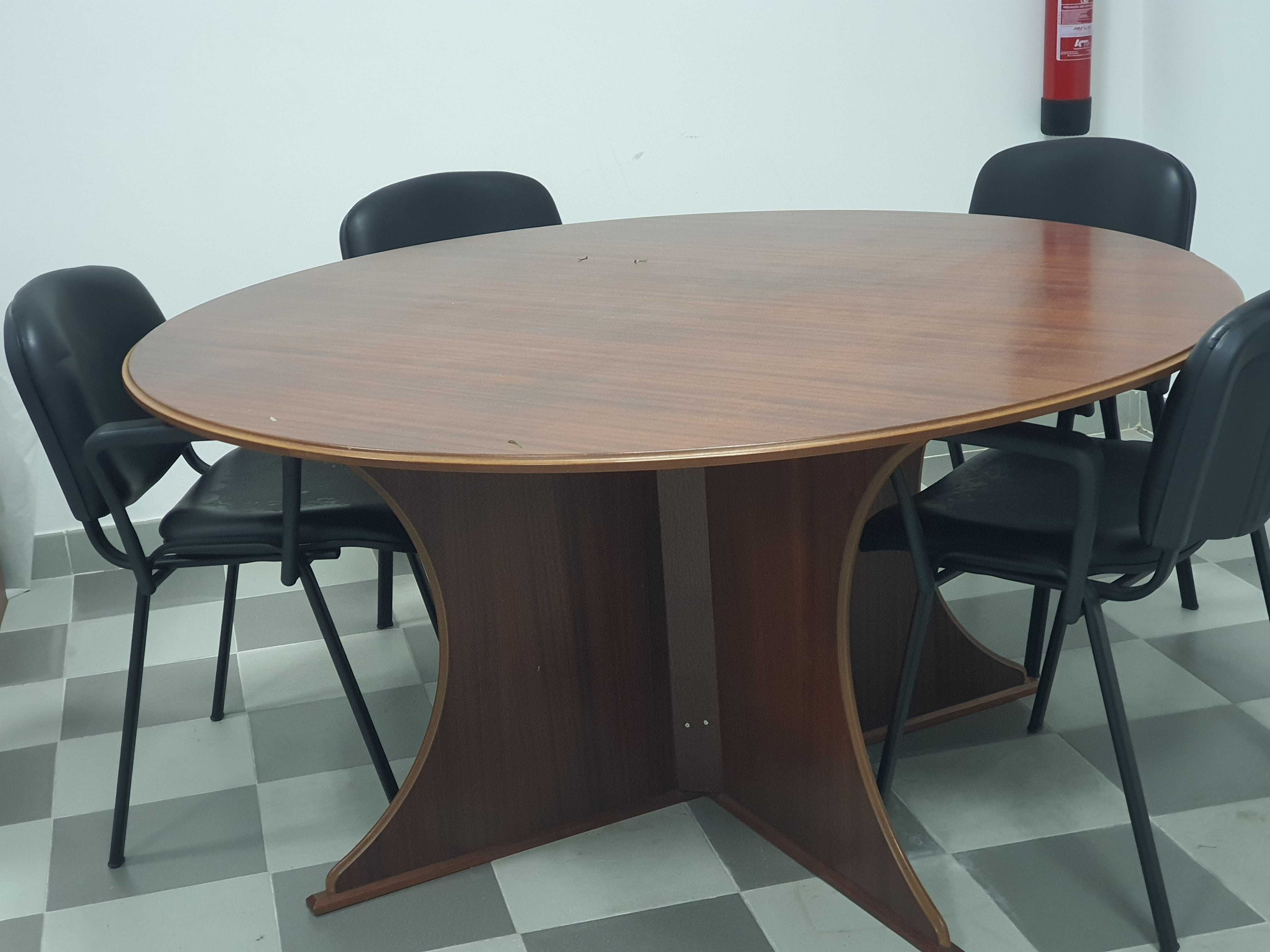 Mesa de reuniões com cadeiras