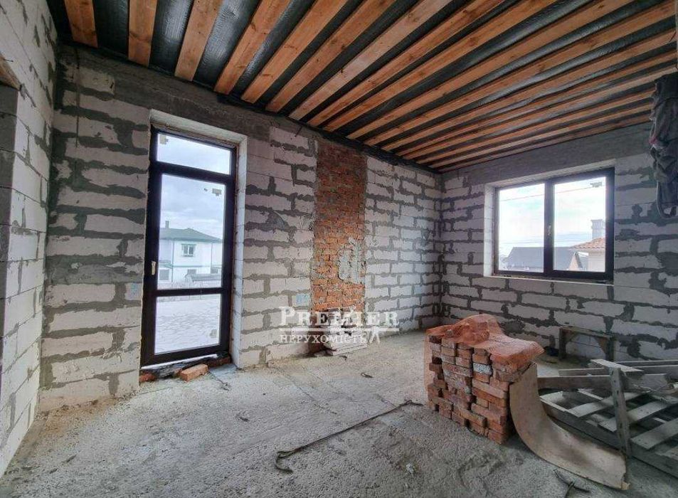 У продажу будинок біля озера з гаражем