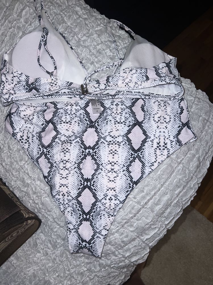 Bikini Tigresa tamanho M/L Branco e Cinza