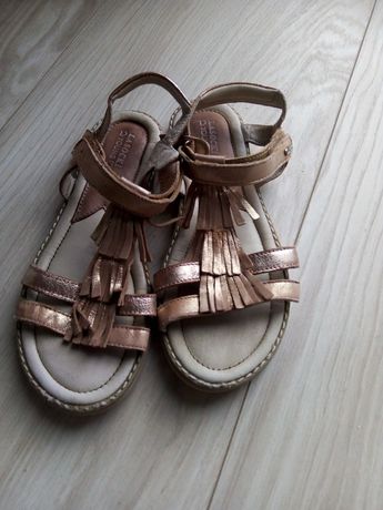 Sandałki dla dziewczynki firmy Lasocki
