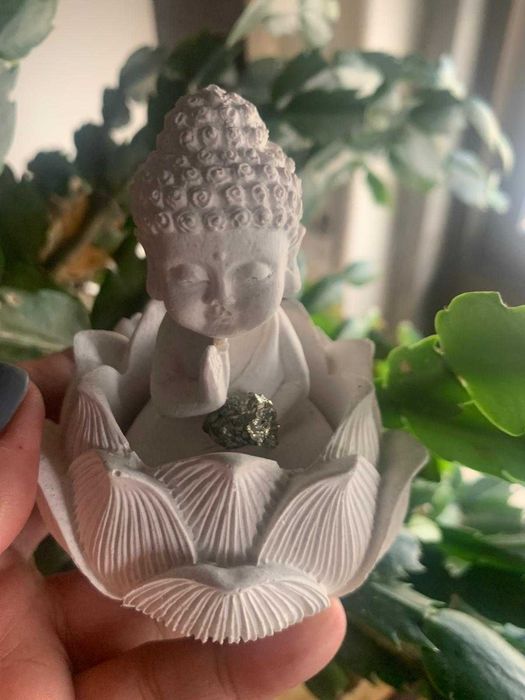 Buda e flor de Lótus em gesso com cor e aroma e Quartzo Verde, Pirita