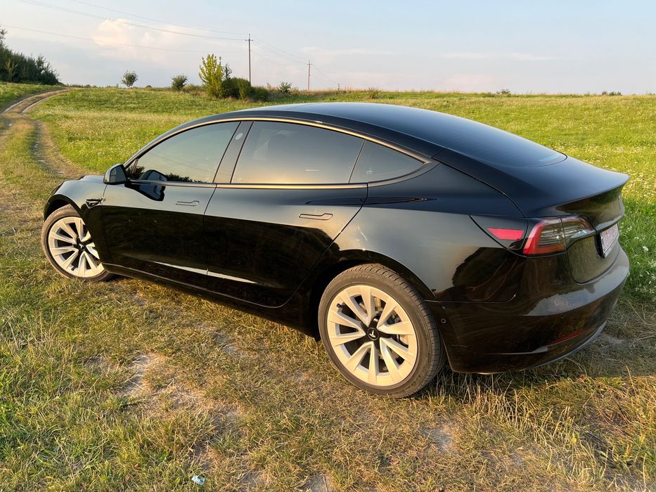 Автомобіль Tesla