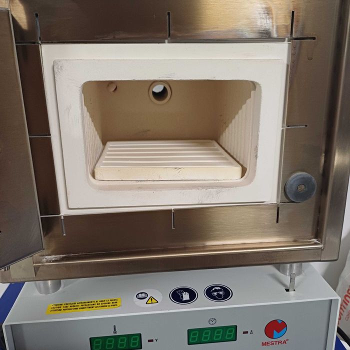 Forno pré-aquecimento laboratório de prótese dentária.