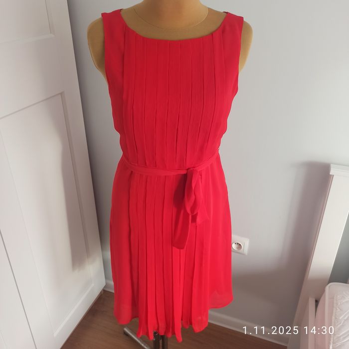 Czerwona marszczona sukienka wiązana w pasie S