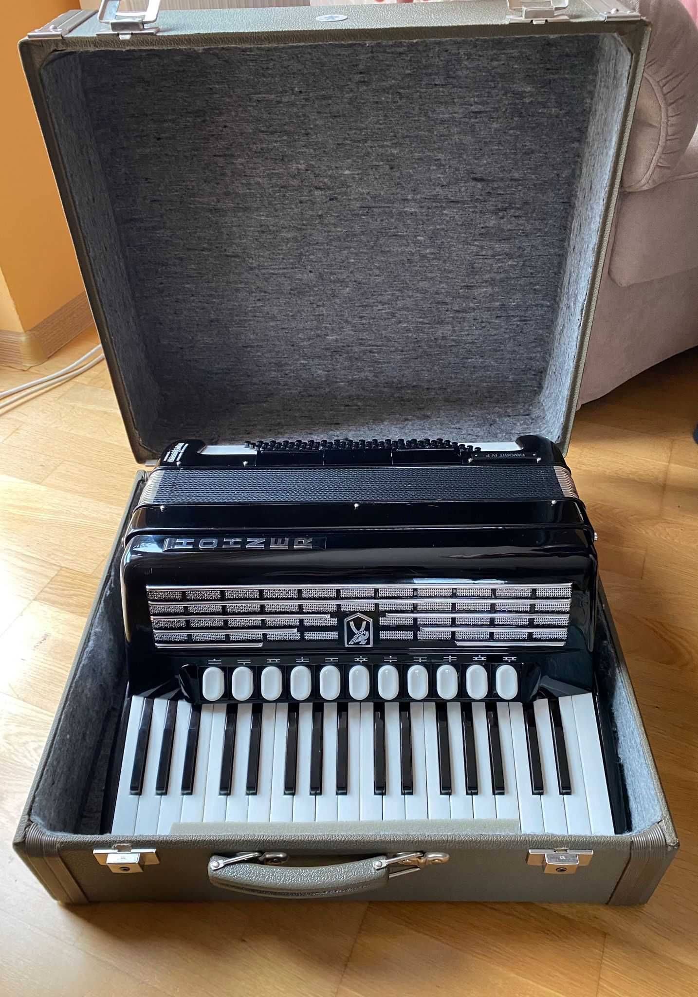 Akordeon HOHNER Favorit 96 basów, czarny. Strojny, w idealnym stanie.