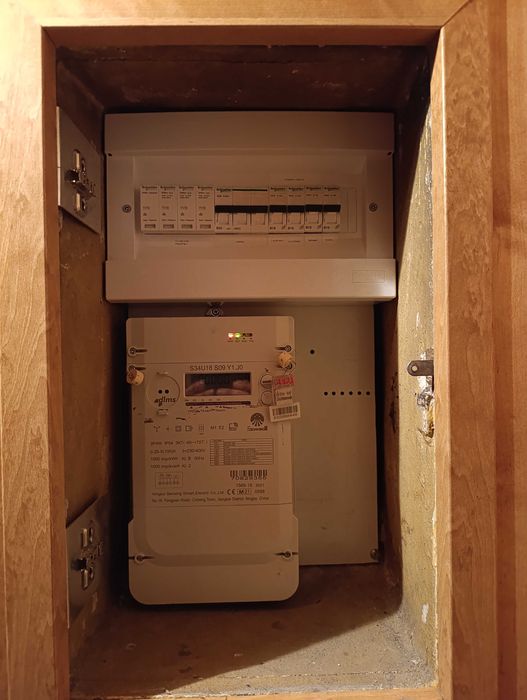 Elektryk, pogotowie elektryczne 24/7, przyłącza, domofony, monitoring