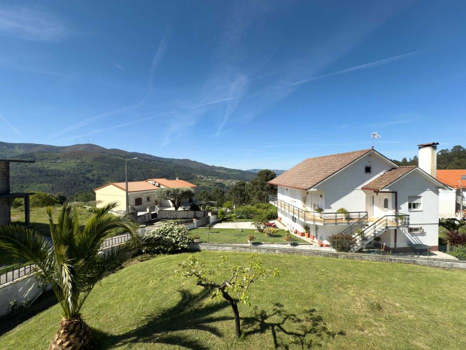 Vivenda Pomares  renovada com vista sobre a serra